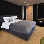 Quentin Zoo Hotel 4*